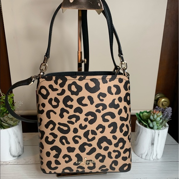 kate spade Handbags - Kate Spade Darcy Graphic Leopard Small Bucket Bag♠️